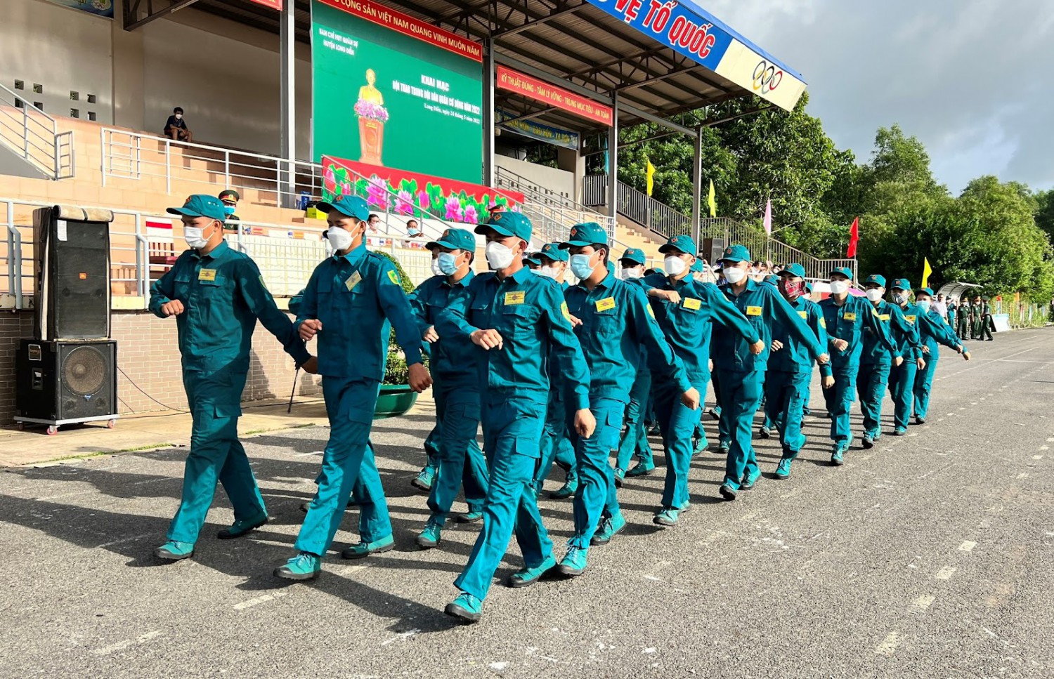 Ai là người chỉ huy cao nhất của Dân quân tự vệ?